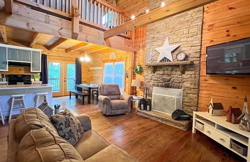 Pine Mountain Cabin | Visit Callaway's Pumpkins and Fantasy in Lights with us at Rustic Star!