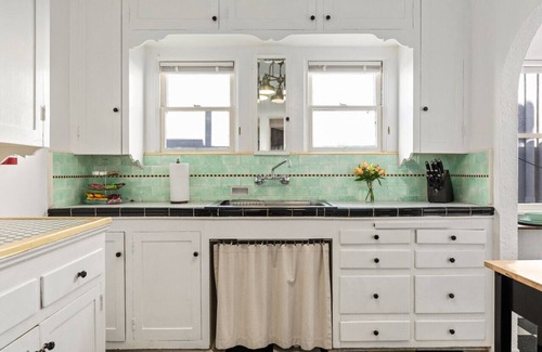 Willmore Apartment | Visit the Beach from a Historic Downtown Apartment