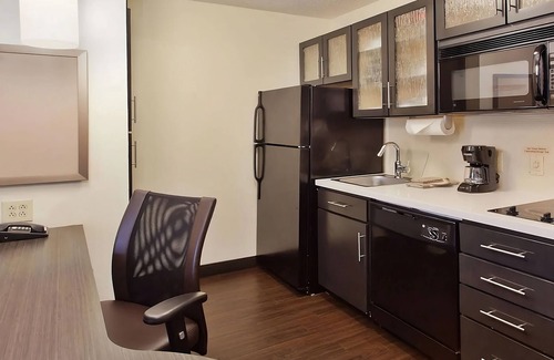 Ashley Oaks House | Visit the Lakeshore Park! Private Kitchen & FREE Parking! Pets Allowed, Gazebo!