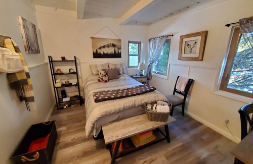 Cedar Glen Cabin | Visit Whimsy Hollow in Lake Arrowhead! Lake access and minutes to the Village.