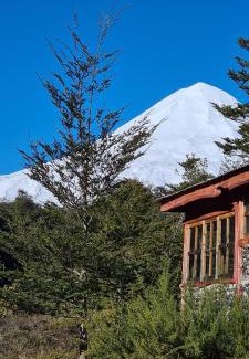 Curacautin House | Vista al volcán con tinaja y río en Conguillío