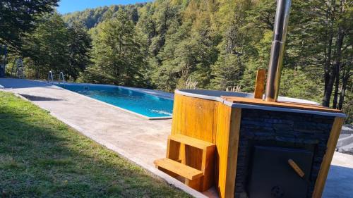 Curacautin House | Vista al volcán con tinaja y río en Conguillío