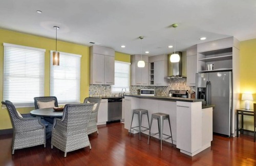 Capitola House | Vista Cortile - Unique Townhouse