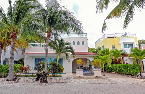Playacar Fase I House | Vista del Mar by NAS