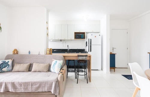 Picarras Apartment | Vista do nascer do SOL e do MAR da janela do quarto seu quarto - Apartamento com dois quartos, sala de estar, cozinha completa, piscina, ar condicionado, playground infantil, a 150 metro da PRAIA