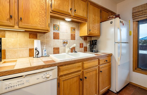 Santa Fe Condo | Vista La Sierra | Pet Friendly, Mountain View!