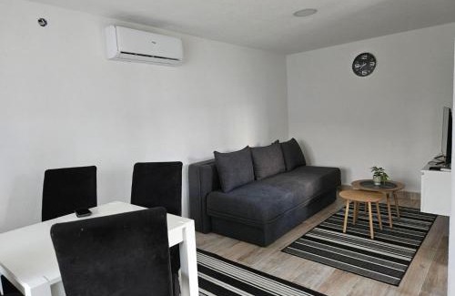Herzegovina-Neretva Canton House | Vista Lago