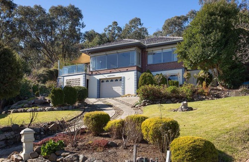 East Albury House | Vista Magnifica in Albury- superb family home - Lovely three bedroom home with stunning views over Albury