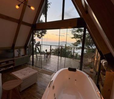 Rio das Pacas Ski Chalet | Vista Mar e Banheira de hidromassagem - Chalé Shánti - Florianópolis - SC - Brasil