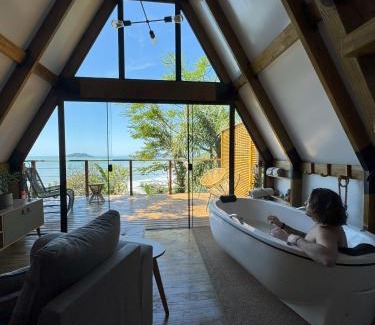 Rio das Pacas Ski Chalet | Vista Mar e Banheira de hidromassagem - Chalé Shánti - Florianópolis - SC - Brasil