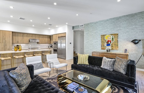 Historic Tennis Club House | Vista Montaña - Beautiful downtown townhome!