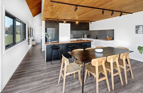 Mansfield House | Vista Montagna – Perfect Year-Round Getaway