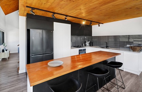 Mansfield House | Vista Montagna – Perfect Year-Round Getaway