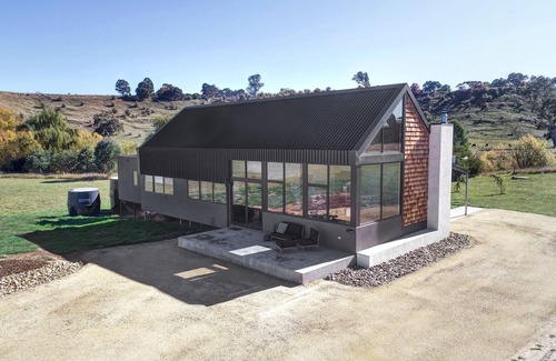 Mansfield House | Vista Montagna – Perfect Year-Round Getaway