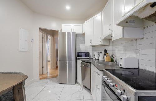 Cote-Des-Neiges—Notre-Dame-De-Grace Apartment | Vista Nook Light Filled 2BR in MTL