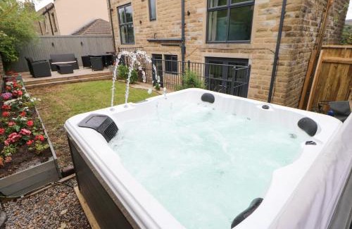 Meltham House | Vista Tasso