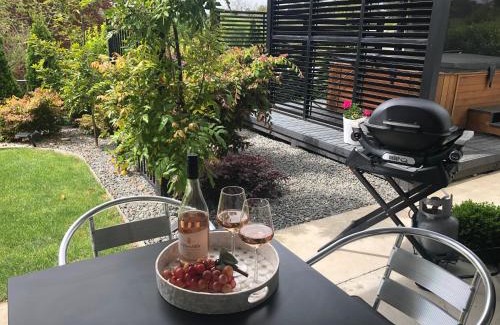 Havelock North House | Vista - touch of country and hot Spa