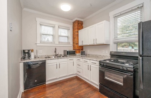 Hyde Park House | Vista View Villa Suites – 2 Private Condos!