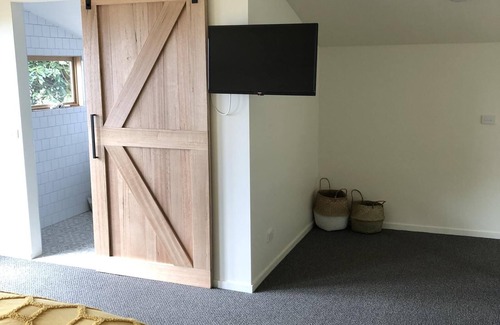 Mount Dandenong Cottage | Vista Views - Your own private guest house with spectacular views atop the stunning Mt. Dandenong.