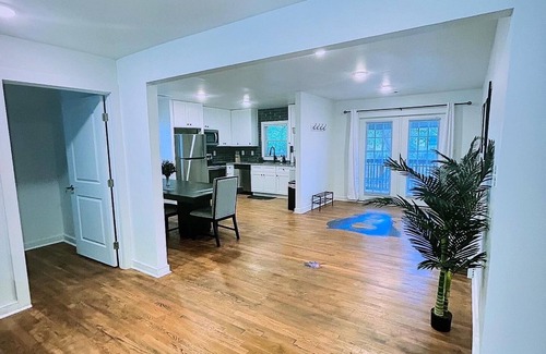 Collier Heights House | Visual Illusion themed 3-bedroom house near downtown Atlanta