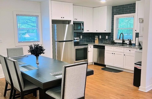 Collier Heights House | Visual Illusion themed 3-bedroom house near downtown Atlanta
