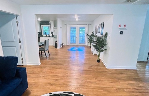Collier Heights House | Visual Illusion themed 3-bedroom house near downtown Atlanta