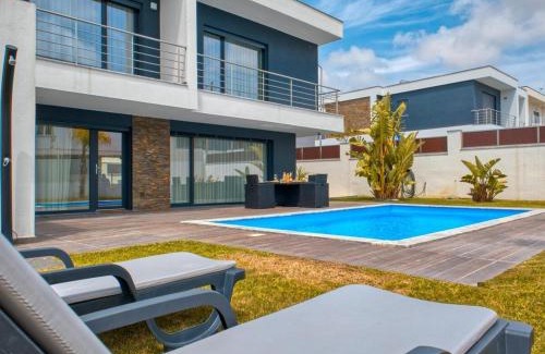 Corroios Villa | Vita Portucale ! Chic Luxe Villa with Saltwater Pool