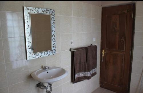 Hu'u House | Vivian's Lakey peak homestay