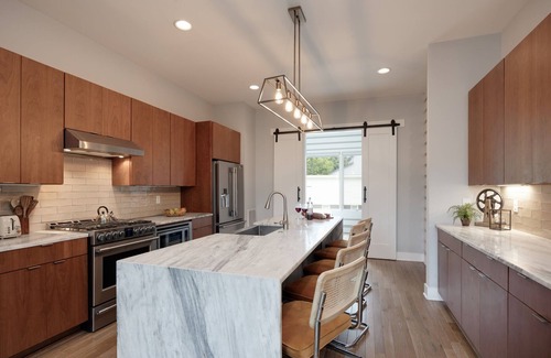 Edgehill Cottage | Vivid Vocals - 4 Mins to Broadway - Rooftop Patio