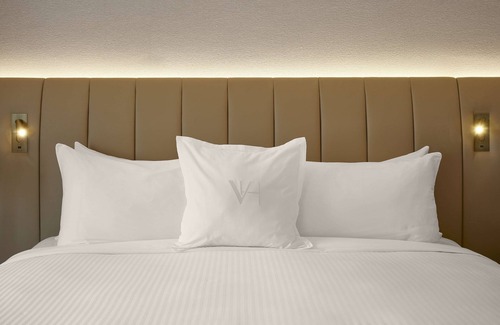 Downtown Montreal Hotel | Vogue Hotel Montreal Downtown, Curio Collection by Hilton