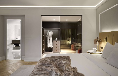 Downtown Montreal Hotel | Vogue Hotel Montreal Downtown, Curio Collection by Hilton
