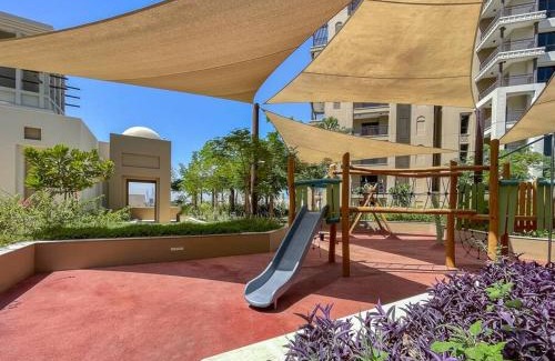 Umm Suqeim 3 Apartment | Vogue Jumeirah Living - Near Burj Al Arab & Beach