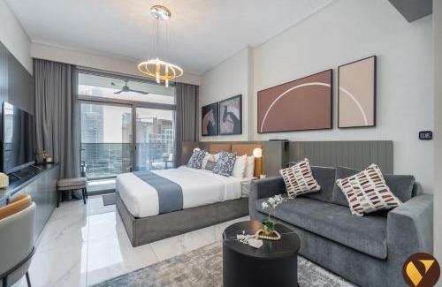 Madinat Zayed Apartment | VOGUE MAG318 Business Bay - Downtown Dubai - walkable to Burj Khalifa and The Dubai Mall and Pool View with balcony
