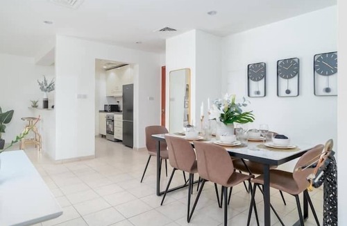Sheikh Zayed Road Apartment | Vogue - Spacious 3BHK Greens & Views