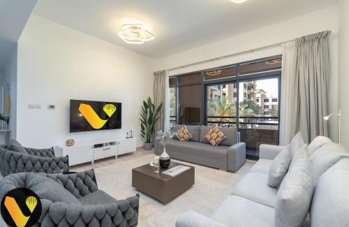 The Greens Apartment | Vogue Stylish and Cozy in Greens Dubai, Three Bedroom Apartment with a Dedicated Work Space and Big balcony With full Amenities