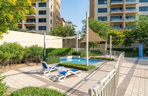 The Greens Apartment | Vogue Stylish and Cozy in Greens Dubai, Three Bedroom Apartment with a Dedicated Work Space and Big balcony With full Amenities