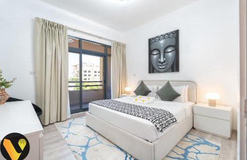 The Greens Apartment | Vogue Stylish and Cozy in Greens Dubai, Three Bedroom Apartment with a Dedicated Work Space and Big balcony With full Amenities