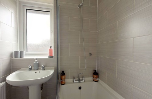 Huyton House | Voguish 3BR Home in Huyton