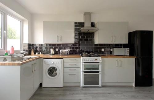 Huyton House | Voguish 3BR Home in Huyton