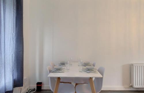 Huyton House | Voguish 3BR Home in Huyton