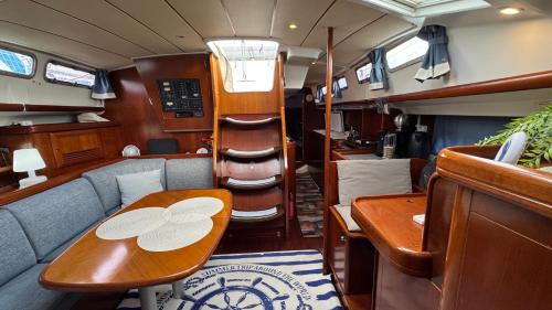 Gruissan Boat Rental | Voilier à quai
