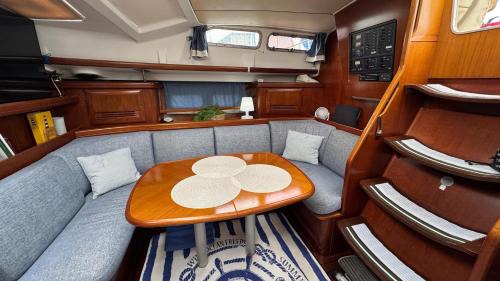 Gruissan Boat Rental | Voilier à quai