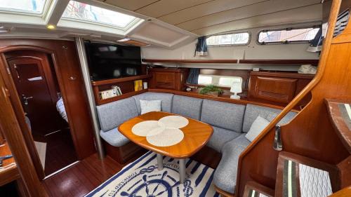 Gruissan Boat Rental | Voilier à quai