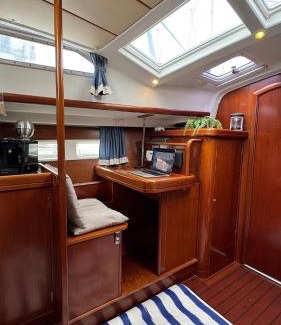 Gruissan Boat Rental | Voilier à quai