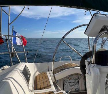 Sete Boat Rental | Voilier 36 pieds à Sète au Môle Saint Louis face au Mont Saint Clair