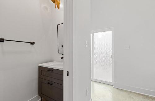 Lafayette Apartment | Voodoo House KING Bed Garage Fast WiFi 65 Tv