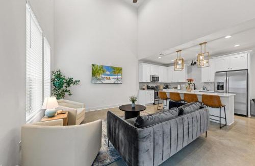 Lafayette Apartment | Voodoo House KING Bed Garage Fast WiFi 65 Tv