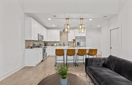 Lafayette Apartment | Voodoo House KING Bed Garage Fast WiFi 65 Tv