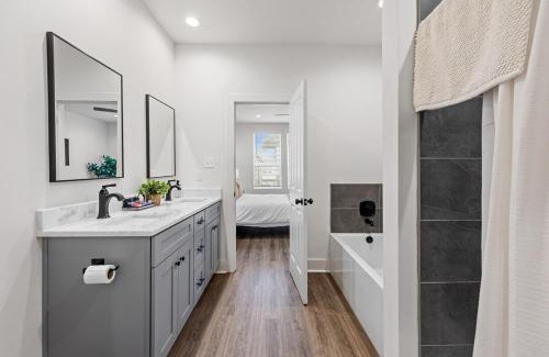 Lafayette Apartment | Voodoo House KING Bed Garage Fast WiFi 65 Tv