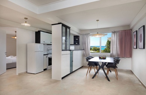 Vouliagmeni House | Vouliagmeni Stylish Homes by BluPine